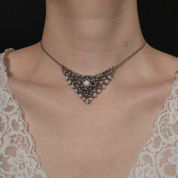 Vintage V-shaped white pearl chain mail necklace with a small silver chain - Picture 4 of 11